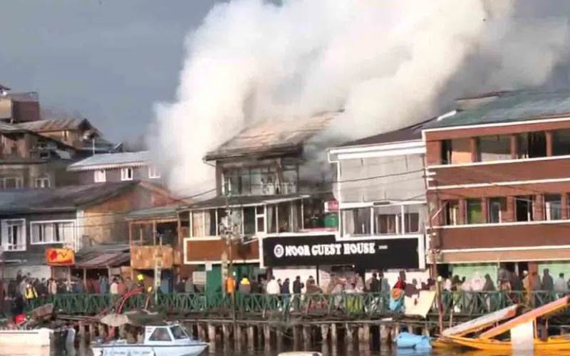 کشمیر:ڈلگیٹ کے نزدیک گیسٹ ہاؤس میں زبردست آگ بھڑک اٹھی